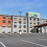 Holiday Inn Express & Suites Clarion by IHG