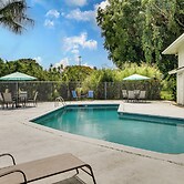 Walk to Dining & Local Markets! Hilo Getaway