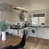 2-br, Sleeps 4 Near Beach w Garden, Parking & Pets