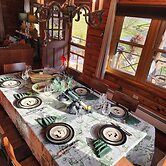 Authentic Log Cabin Short Walk to Lake & Hideout
