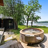 Lakefront 4-bedroom Retreat With Hot Tub