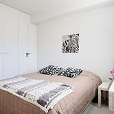 Bright 1BR Apt with Sauna & Balcony