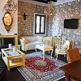 Arta Wood Stone Traditional Villa Central Stay