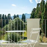 Modern Bright 2BR Retreat With Balcony