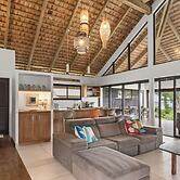 Shoreline Haven 1BR Bungalow by the Sea in Moorea