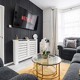 Newly Renovated 4BR House With Lots of Amenities