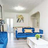 Sunny 3BR Home Near Portsmouth Park