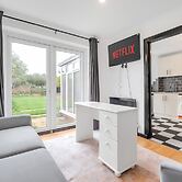 Spacious 4-bedroom Haven in Orpington Retreat