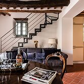 Spacious Deluxe Apartment With Private Garden