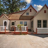 Whimsical Historic Getaway Near Golf, Skiing and Wisconsin Southern La