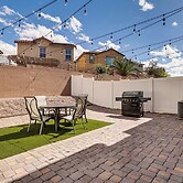 Twin Townhomes in Henderson: 12 Mi to Lake Mead!