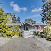 Walkable, Dog Friendly! Friday Harbor Stay w/ Deck