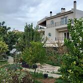 Pavlos Loft Apartment - Leontari Garden Escape