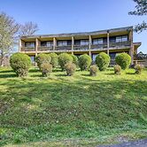 Spacious Landscape Stay for 4 by the Lake