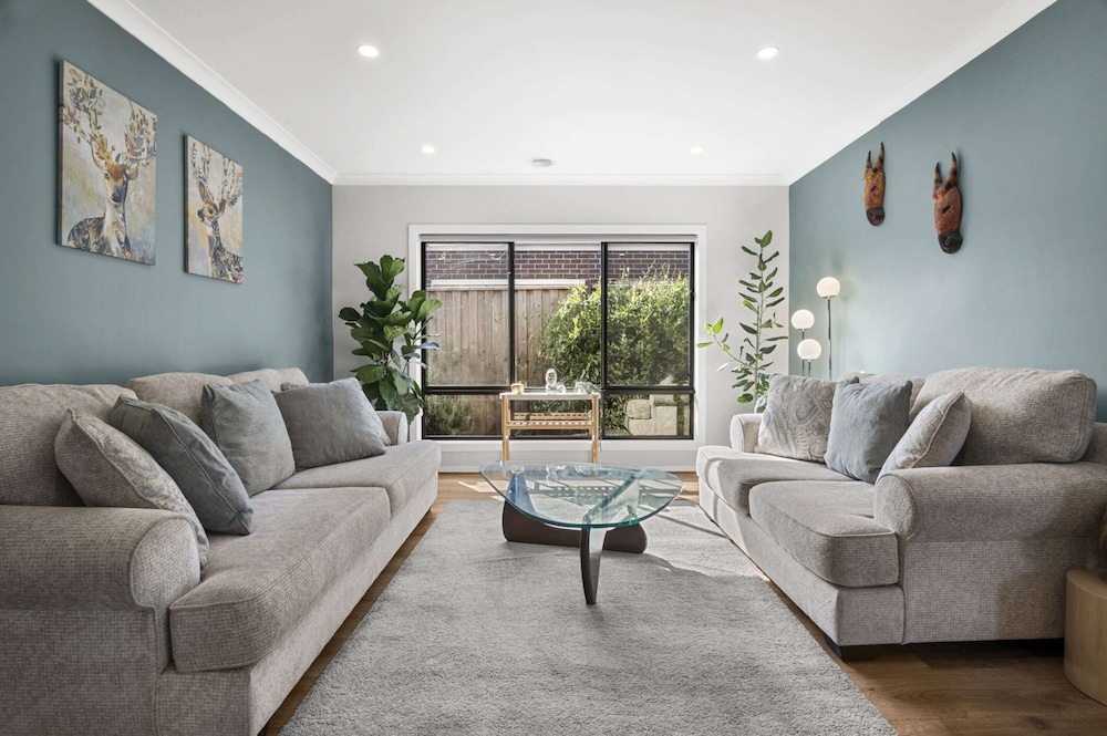 Garden Retreat 4-bed House in Tarneit