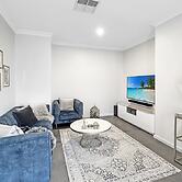 Bright 3-bed House With Garage Parking