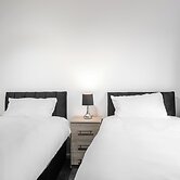 3-Bed Bolton - Hospital & Town