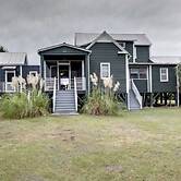 1111 Middle Street by Avantstay Charming Historic Cottage Featured in 