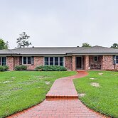3 Mi to Dtwn Alexandria: Family Home w/ Hot Tub!