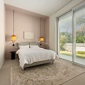 Garden& Rooftop Beachfront Apartment