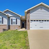 Deck & Large Yard! Family Haven in Cape Girardeau