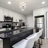 561j Large 2 Bedroom With King bed and Patio!