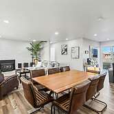 539 Massive 3 Bedroom Sleeps 10!