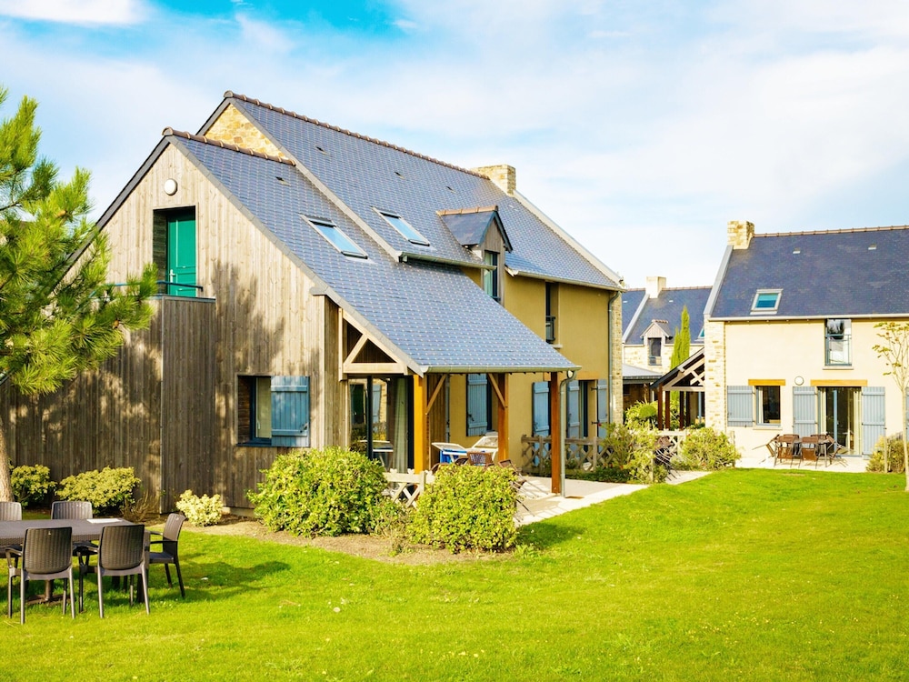 Coastal Apartment Escape in Cancale