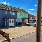 House Sleeps 10 With Parking and Garden