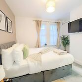 Luxury 3BR Home 20 Mins to London Garden Wi-fi