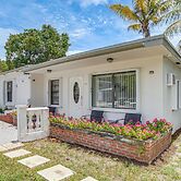 4 Mi to Surfside Beach! North Miami Apt