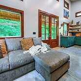 Appalachian Cabin Haven! Gateway to Lake Linville!