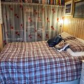 The Summerhouse, Cabin - Sleeps 2 - Breakfast Provided