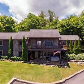 Chipmunk View Lodge - Amazing Views, hot Tub, and Manmade Waterfall