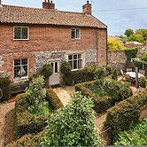 Host Stay Woodcutters Cottage