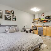 Pet-friendly Quaint Cottage: Park-like Setting