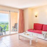 Apartment With Wave Pools Access