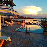 Banana Sunset Bar & Bungalows