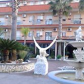 Hotel Happy Days