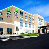 Holiday Inn Express & Suites Oswego by IHG