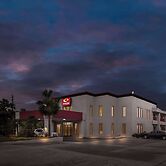 Econo Lodge Inn & Suites
