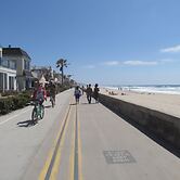 2 Bedroom Townhome 2 Mins. to the Beach