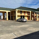 Days Inn & Suites by Wyndham Brewton