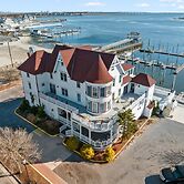 Tavern on the Bay Hotel & Marina