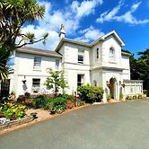 Muntham Holiday Apartments & Town House