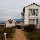 Pinnacle Point Pool Lodge