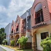 Manora Apartments and Guest House