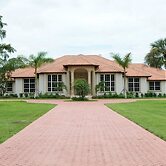 Knickerbocker Estate: Elegant 9-BR Getaway in Naples. Enjoy Private Po