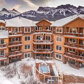 Falcon Crest Lodge by CLIQUE