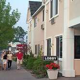 Court Plaza Inn & Suites